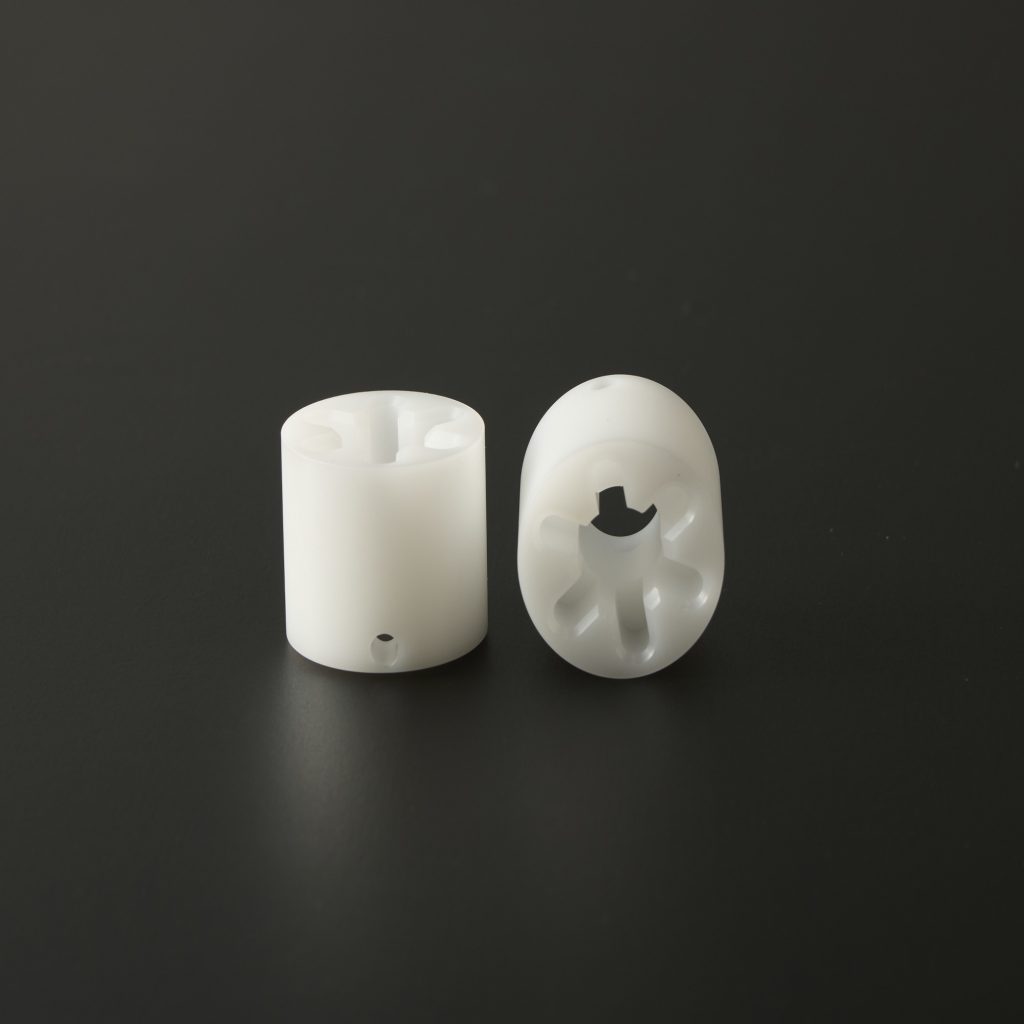 円筒形にサイドの凹凸加工を加えた白色の樹脂ブッシュ・スペーサー部品