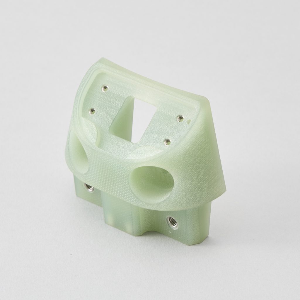 複雑な段差と貫通穴を持つ黄緑色のエンジニアリングプラスチック加工品