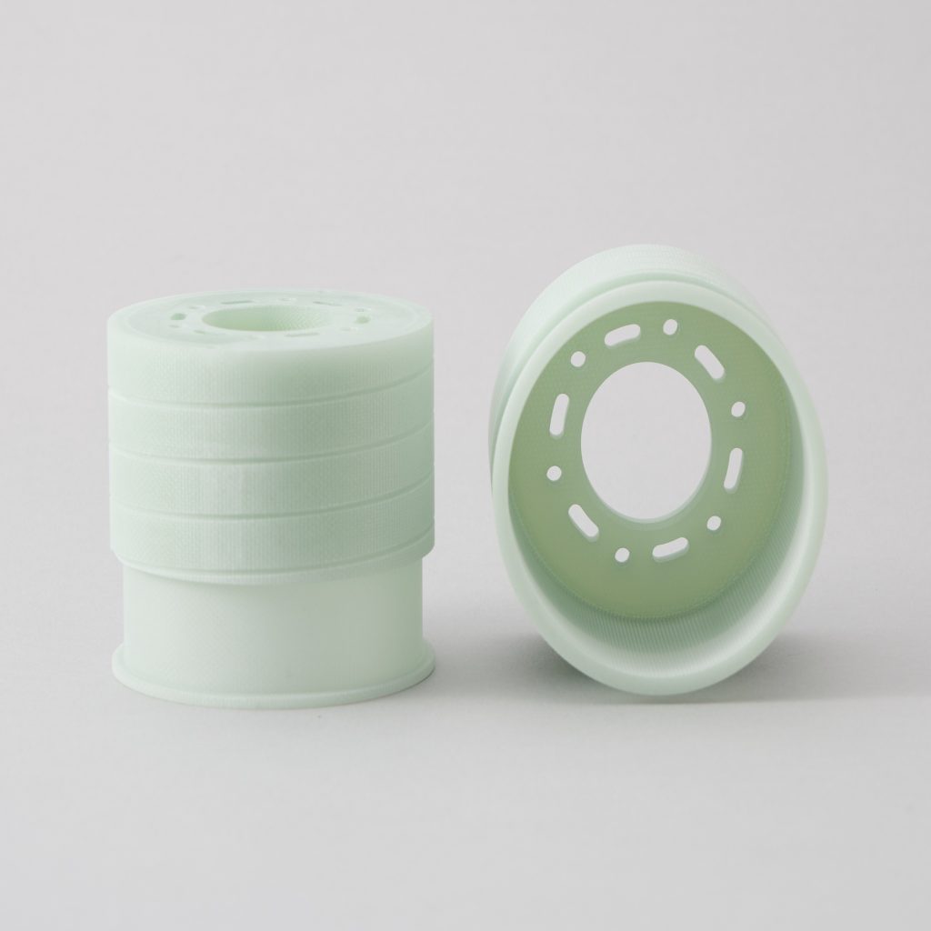 複数の溝が掘られた白色樹脂の円筒状・リング状パーツセット