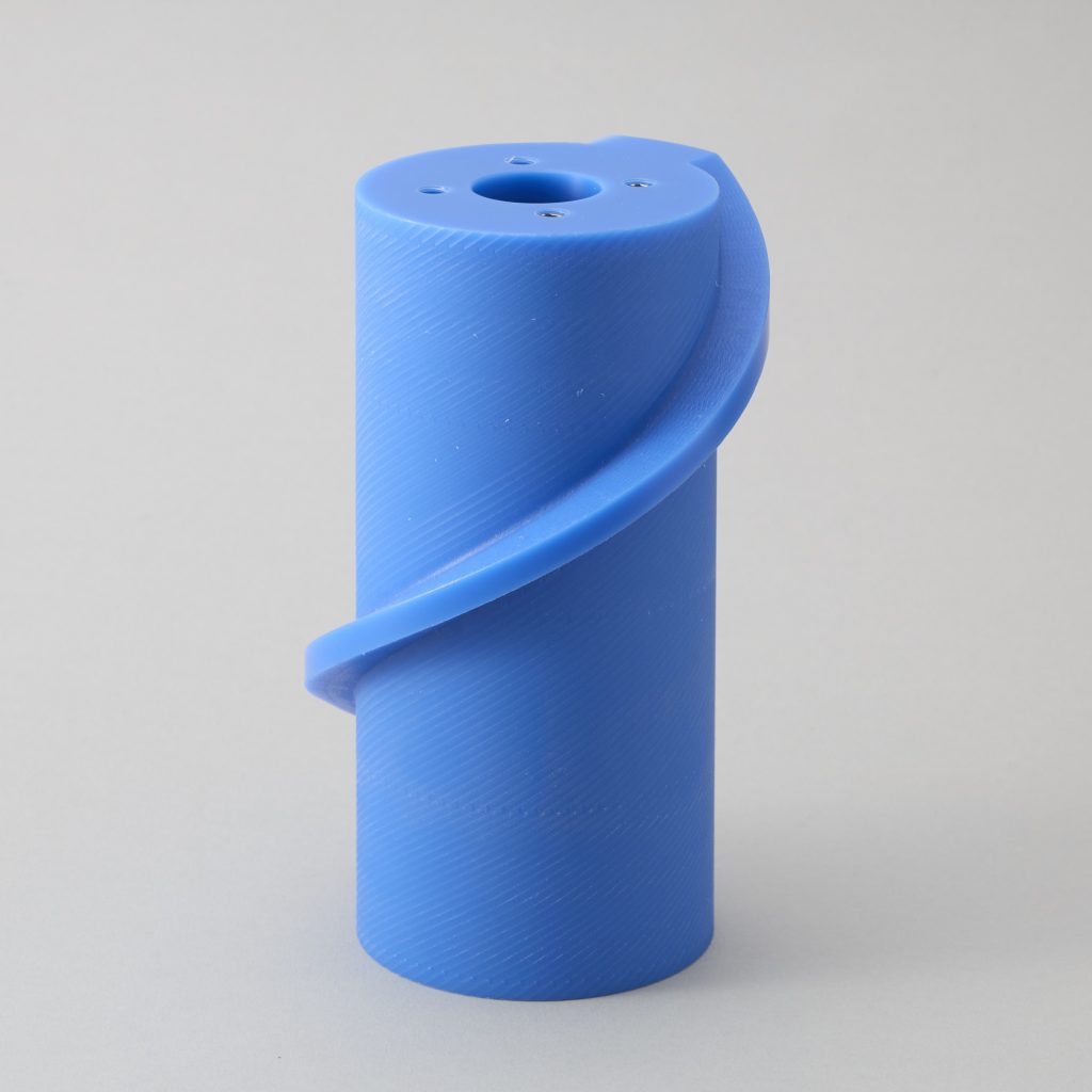 螺旋状の溝（スパイラル加工）が施された青色プラスチックの円柱部品