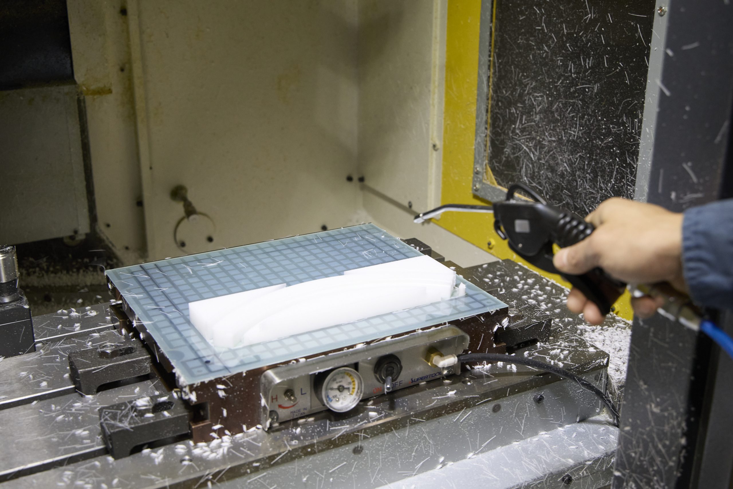 高精度な樹脂削り出し加工を行う機械内部の様子