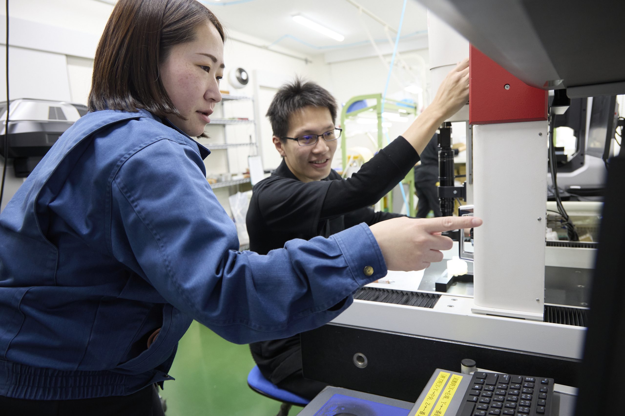 精密測定器を使用したプラスチック製品の品質検査