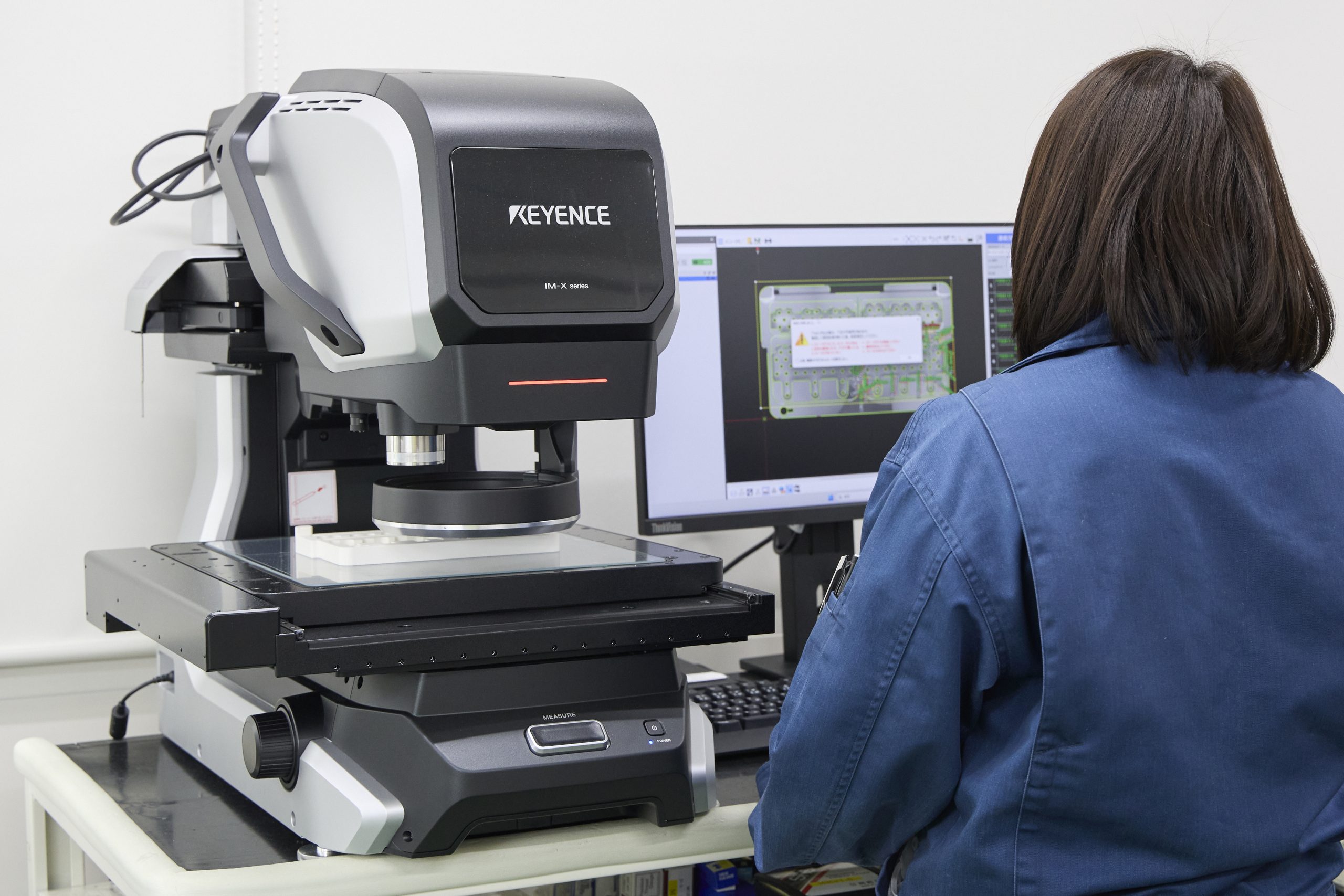 三次元測定機で製品の寸法精度をチェックする様子