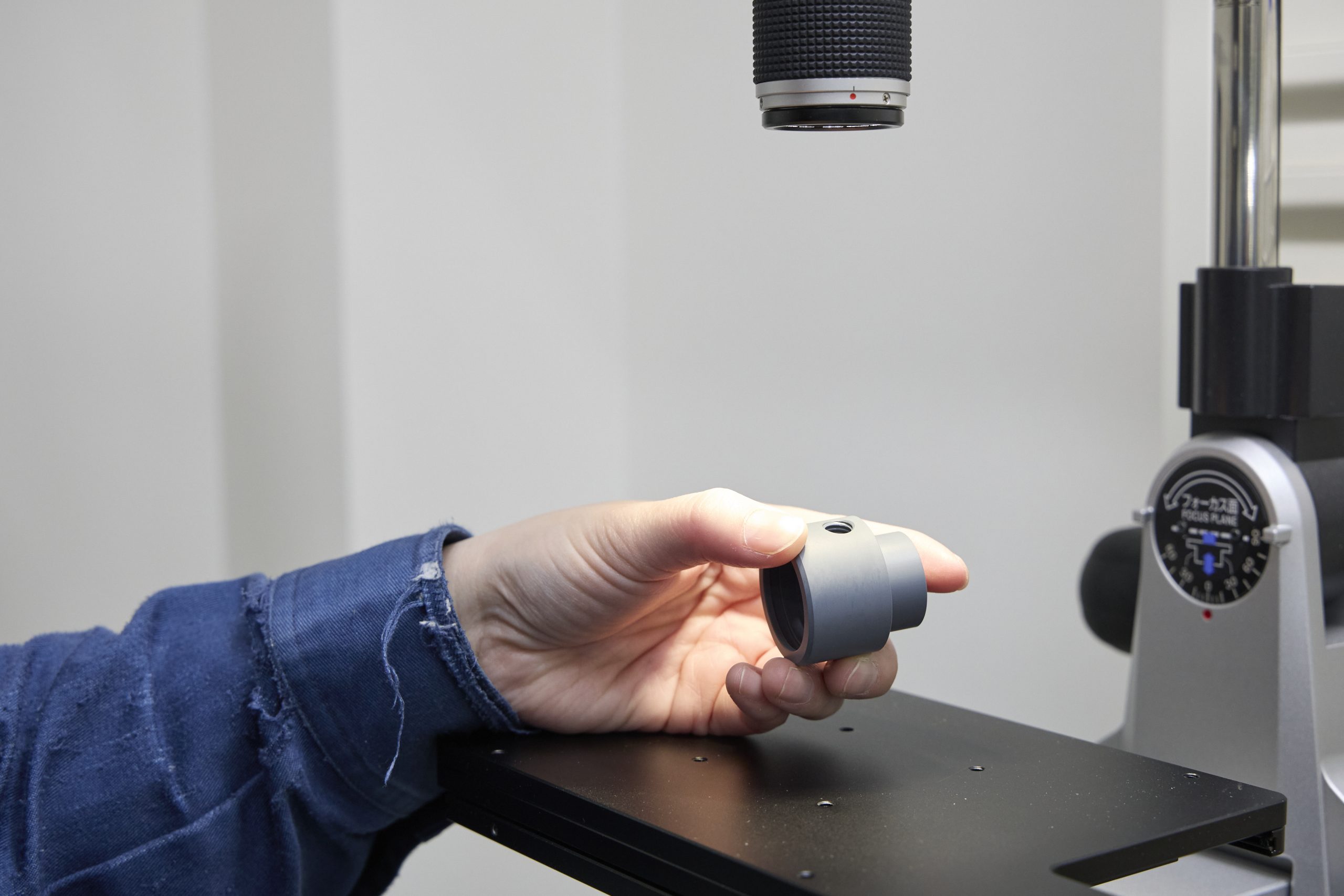 0.01mmの誤差を許さない精密測定の作業手元