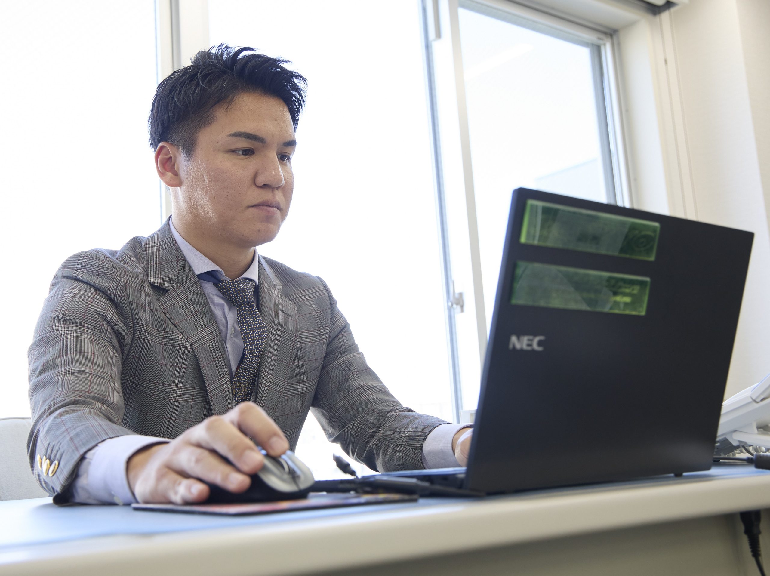 樹脂加工品の提案・見積もりを行う営業職の作業風景