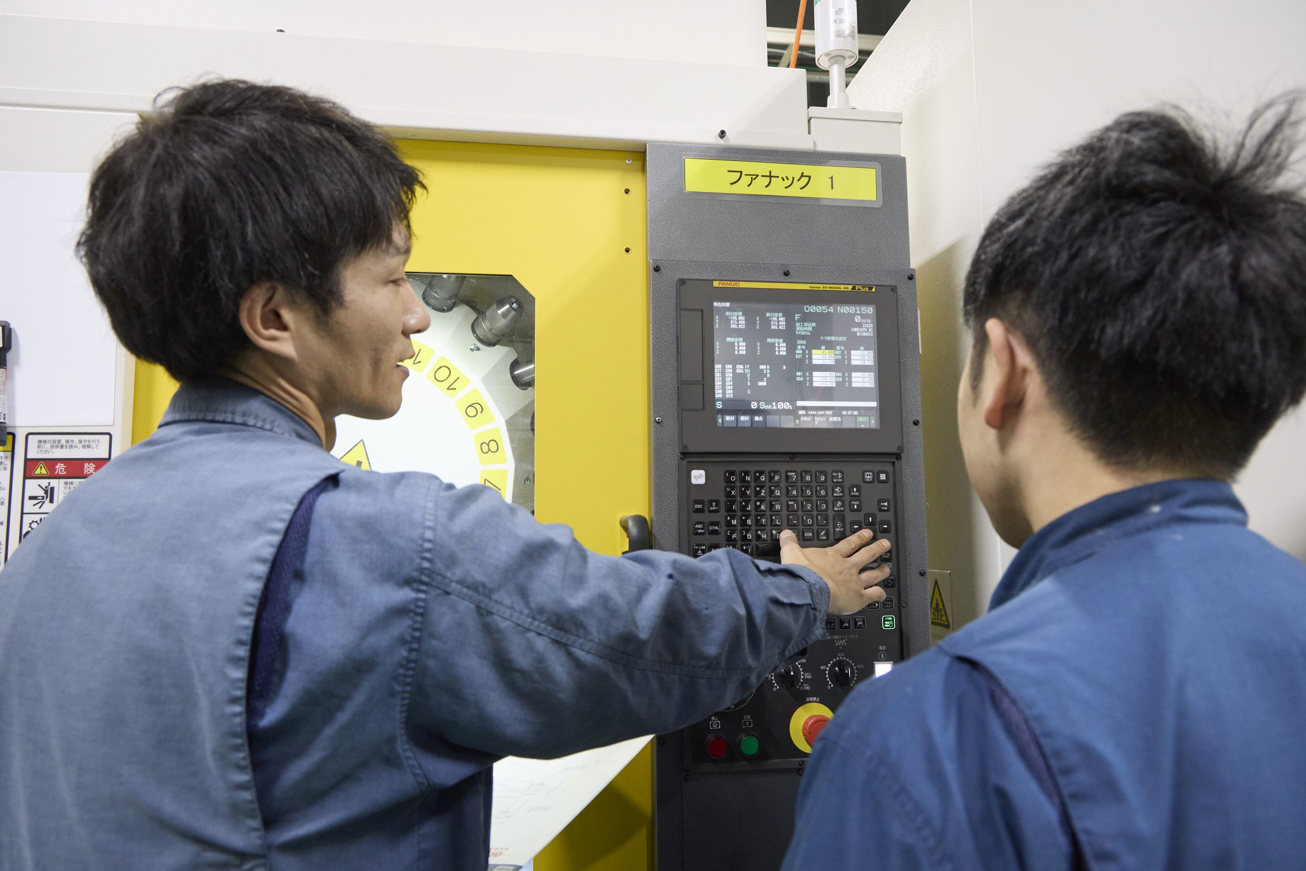 0.01mm単位の精度を追求するマシニングセンタの操作風景